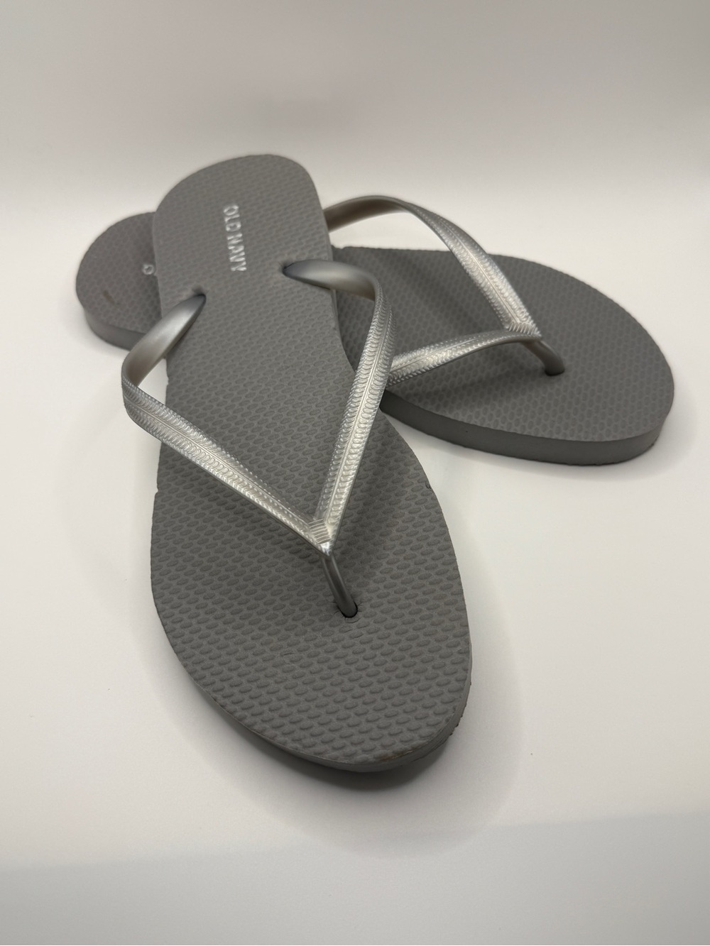 Old Navy Classic Gray Flip Flops with Metallic Silver Straps - Size 7